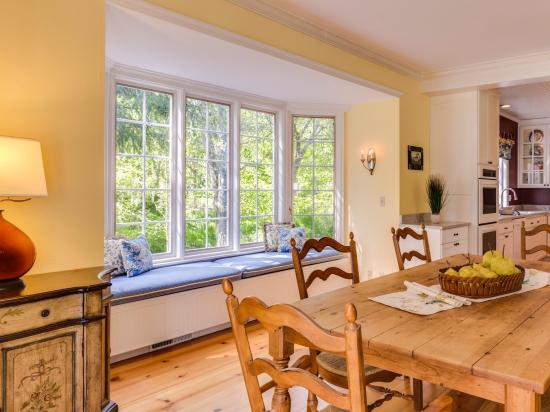 Weighing the Pros and Cons of Bay Windows and Their Alternatives